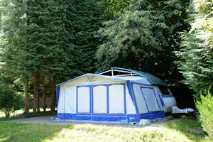 Camping Baztan - Stellplätze auf dem Campingplatz umgeben von Bäumen