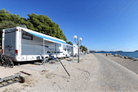 Camping Beach Resort Solaris - Wohnmobile an der Promenade mit dem Mittelmeer im Hintergrund