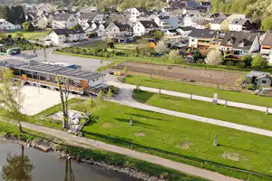 Camping Beachclub Fachbach an der Lahn - Leere Stellplätze am Ufer auf dem Campingplatz