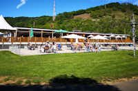 Camping Beachclub Fachbach an der Lahn - restaurant Terrasse mit Sonnenschirmen