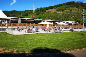 Camping Beachclub Fachbach an der Lahn - restaurant Terrasse mit Sonnenschirmen