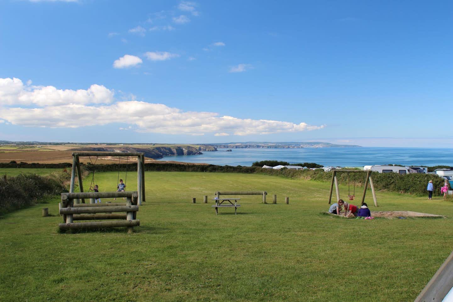 Camping Beacon Cottage Farm - Kinderspielplatz auf dem Campingplatz mit Aussicht auf die Küste