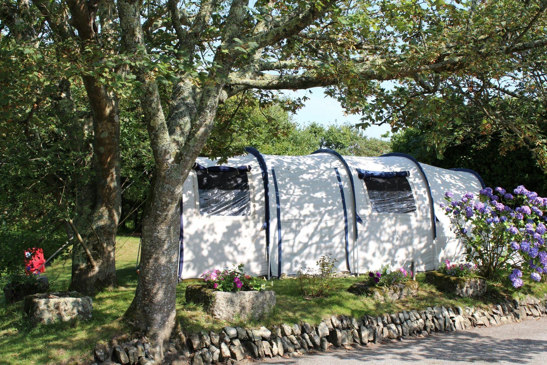 Camping Beacon Cottage Farm - Stellplätze im Halbschatten