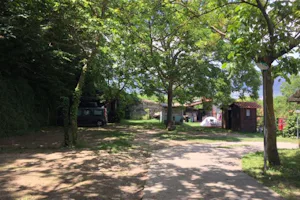 Camping Beata Solitudo - Stellplätze im Schatten der Bäume