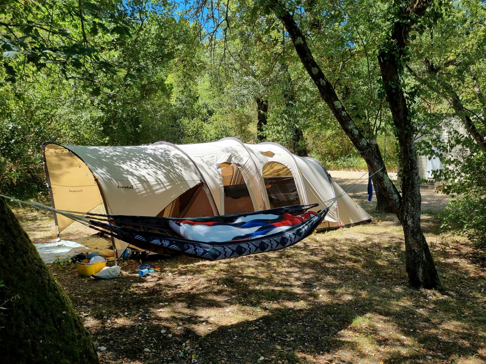 Camping Beau Rivage - Hängematte vor einem Zeltplatz auf dem Campingplatz