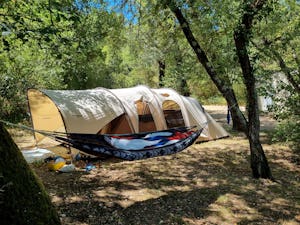 Camping Beau Rivage - Hängematte vor einem Zeltplatz auf dem Campingplatz