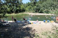 Gäste spielen und baden im Fluss in der Nähe des Camping Beau Rivage