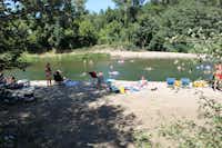 Gäste spielen und baden im Fluss in der Nähe des Camping Beau Rivage