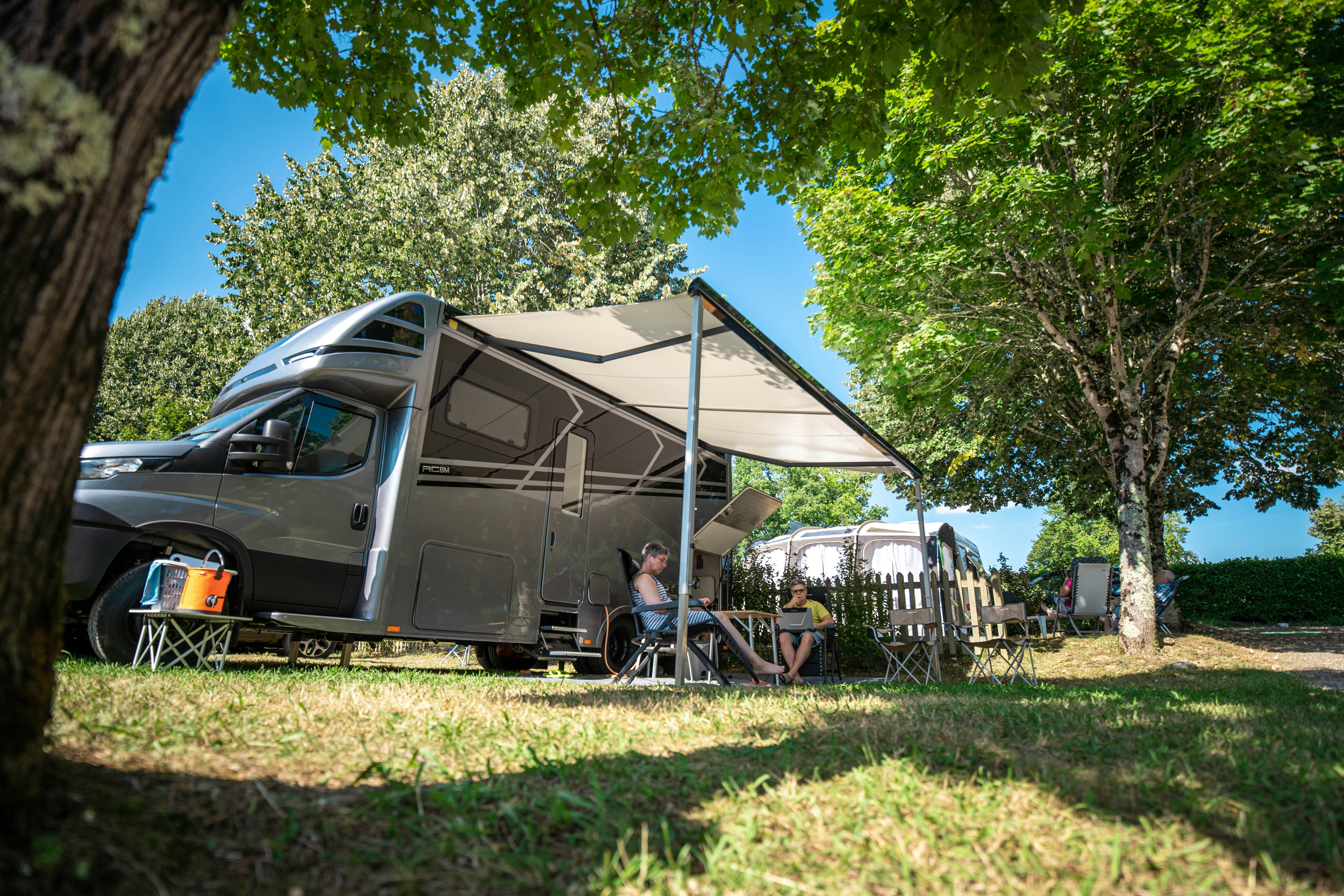 Camping Beau Rivage (Navarrenx) - Komfort-Standplatz teilweise im Halbschatten unter bÄumen