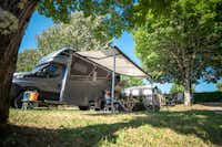 Camping Beau Rivage (Navarrenx) - Komfort-Standplatz teilweise im Halbschatten unter bÄumen