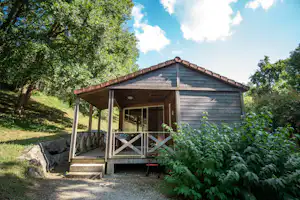 Camping Beau Rivage (Navarrenx) - Mietunterkunft Chalet Komfort mit Veranda in ruhiger Lage des Campingplatzes