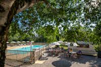 Camping Beau Rivage (Navarrenx) - gejiester Aufentahltsbereich mit Sitzgelegenheiten unter Sonnenschirmen neben dem Swimmingpool