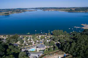 Camping Beau Rivage Pareloup - Campingplatz aus der Vogelperspektive