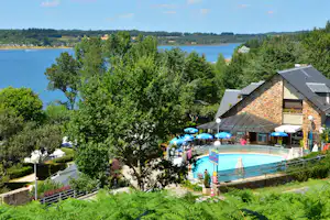 Camping Beau Rivage Pareloup - Campingplatz mit Pool, Liegestühlen und Sonnenschirmen