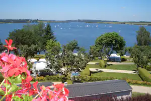 Camping Beau Rivage Pareloup - Panoramablick von oben auf den Pareloup-See
