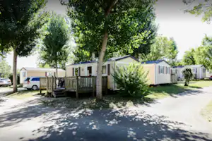 Camping Beau Rivage - Mobilheime vom Campingplatz mit Veranden im Grünen