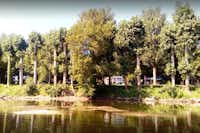 Camping Beau Rivage  -  Stellplatz vom Campingplatz am Ufer des Flusses