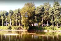 Camping Beau Rivage  -  Stellplatz vom Campingplatz am Ufer des Flusses