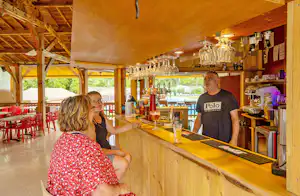 Camping Beau Rivage - Camper an der Bar des Restaurants