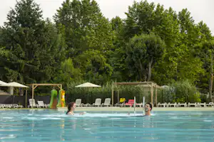 Camping Beau Rivage - Poolbereich auf dem Campingplatz
