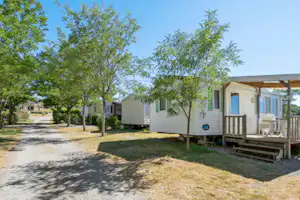 Camping Beaume Giraud - Mobilheime mit Veranda auf dem Campingplatz