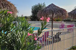 Camping Beaume Giraud - Pool mit Liegestühlen und Sonnenschirmen auf dem Campingplatz