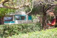 Camping Beauregard Plage  -  Wohnmobil und Hängematte auf dem Stellplatz vom Campingplatz im Grünen