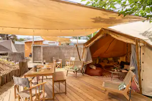 Camping Beauregard Plage - Glamping-Zelt mit Terrasse auf dem Campingplatz