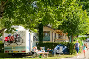 Camping Beauregard - Wohnwagenstellplätze im Grünen auf dem Campingplatz