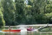 Camping Beauregard - Kajak fahrende Gäste auf dem Fluss