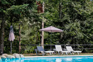 Camping Bedura Park - Pool vom Campingplatz mit Sonnenschirmen und Liegestühlen