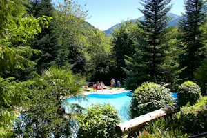 Camping Bedura Park - Pool vom Campingplatz zwischen Bäumen