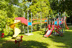 Camping Bedura Park - Spielplatz vom Campingplatz auf grüner Wiese