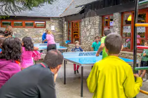 Camping Bedura Park - Tischtennis spielende Camper auf dem Campingplatz