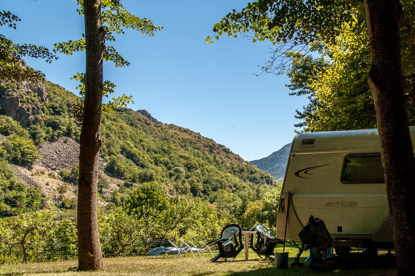 Camping Bedura Park  -  Wohnwagen auf dem Stellplatz vom Campingplatz mit Blick auf die Pyrenäen