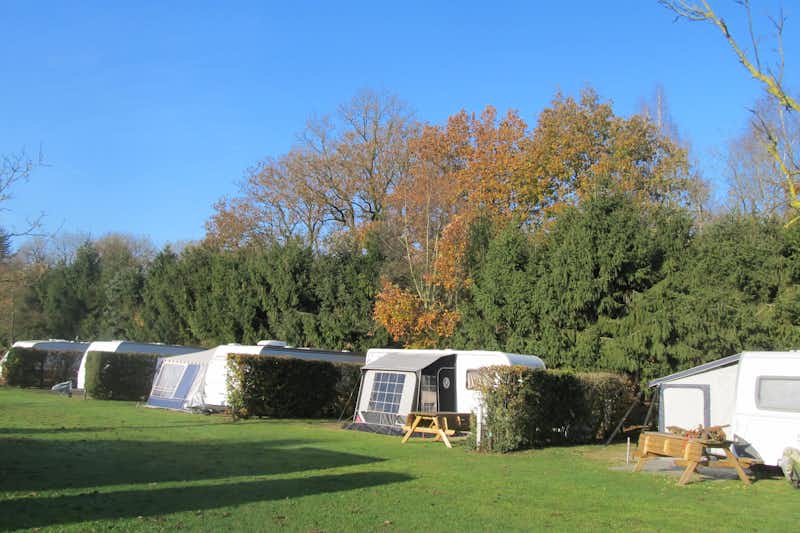 Camping Beek en Hei - Wohnwagen- und Zeltstellplatz auf grüner Wiese auf dem Campingplatz