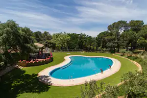 Camping Begur - Pool vom Campingplatz umgeben von einer grünen Wiese