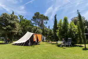 Camping Begur - Zeltplatz vom Campingplatz im Grünen zwischen Bäumen