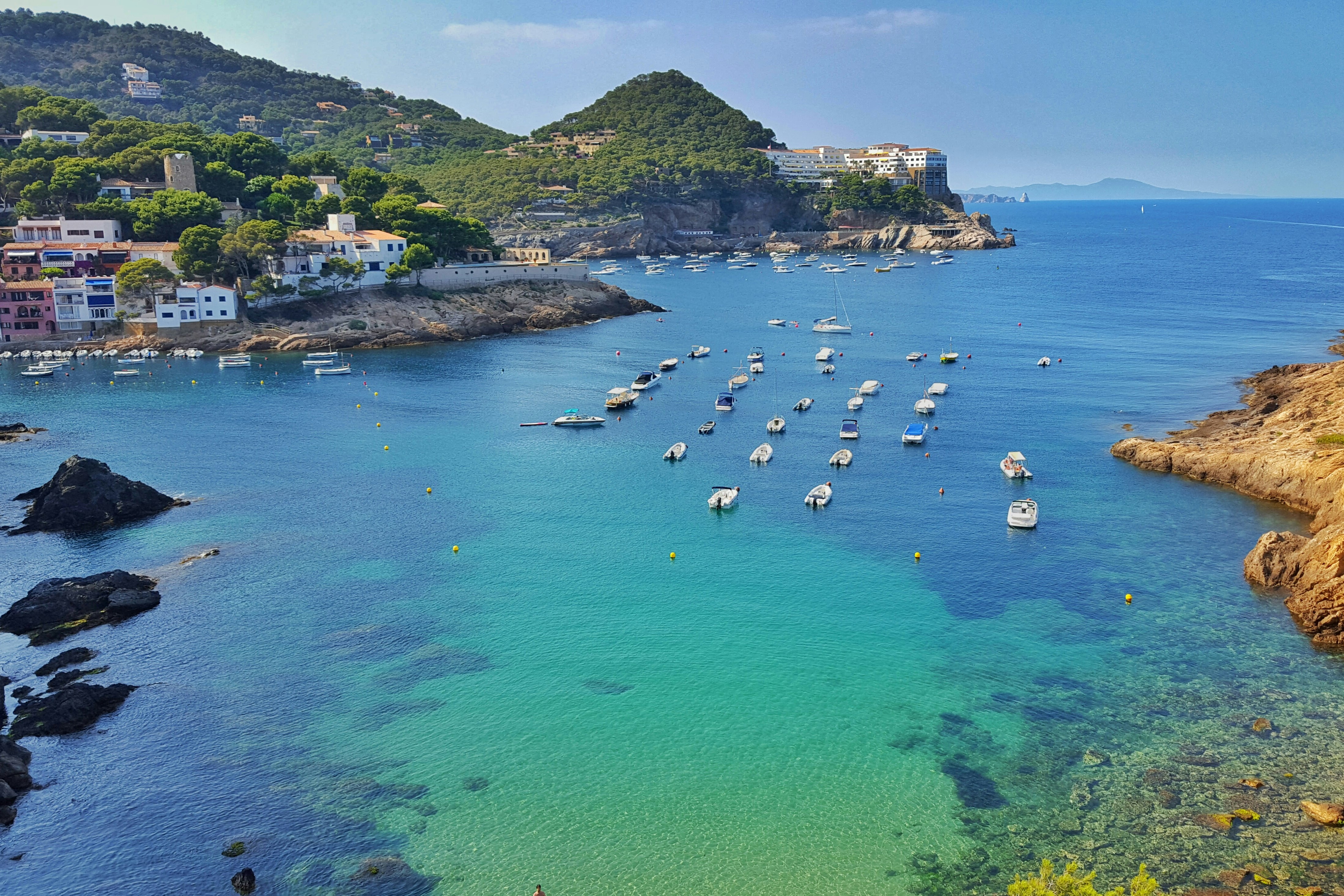 Camping Begur  - Luftaufnahme des Campingplatzes am Wasser