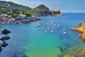 Camping Begur - Luftaufnahme des Campingplatzes am Wasser