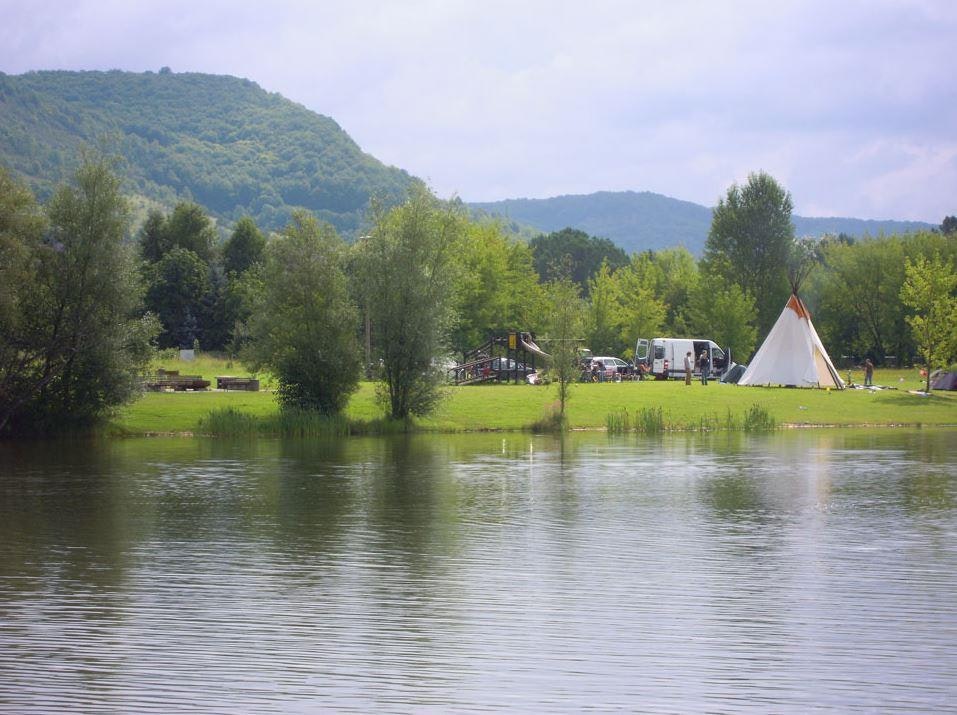 Camping & Ferienpark Bei Jena  Camping Bei Jena - Blick auf das Ufer des Sees