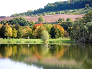 Camping & Ferienpark Bei Jena Camping Bei Jena - Blick auf das Ufer des Sees im Herbst