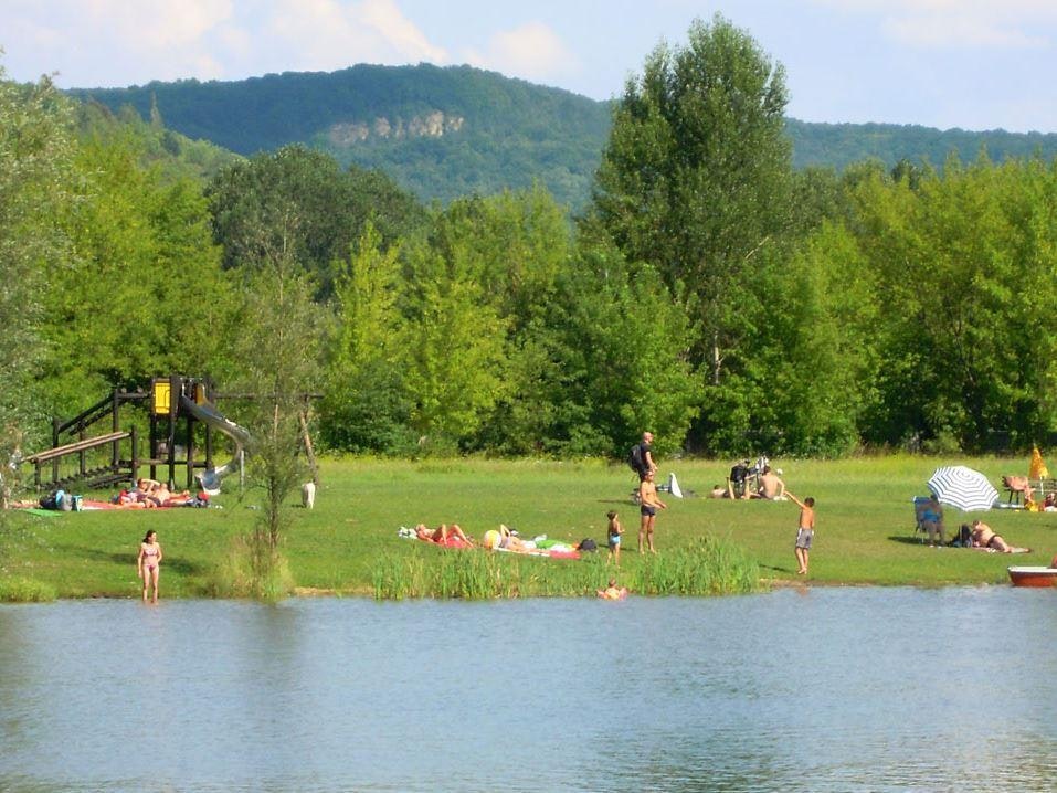 Camping & Ferienpark Bei Jena  Camping Bei Jena - Blick auf das Ufer des Sees und die Liegewiese
