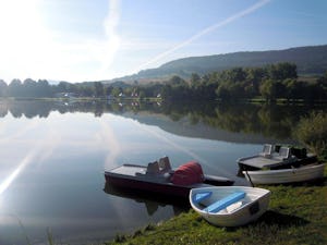 Camping & Ferienpark Bei Jena Camping Bei Jena - Tretboote und Ruderboote am Ufer des Sees