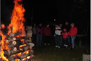 Camping Belá - Camper bei einem Lagerfeuer auf dem Campingplatz
