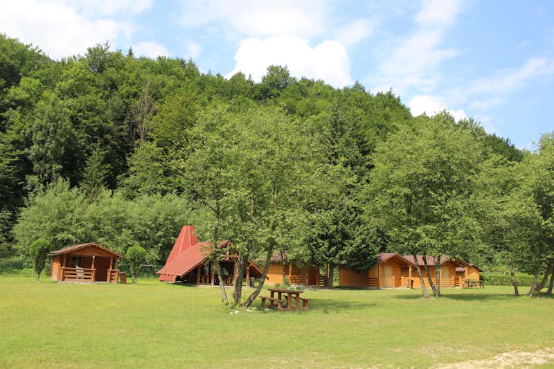 Camping Belá - Holzhütten auf dem Campingplatz zwischen Bäumen