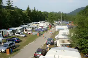 Camping Belá - Vogelperspektive auf den Wohnwagen- und Zeltstellplatz