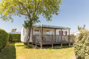 Camping Bel Air - Mobilheim unter einem Baum auf dem Campingplatz