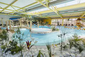 Camping Bel Air - Schwimmhalle vom Campingplatz mit großem Schwimmbecken, Whirlpool und Kinderbecken