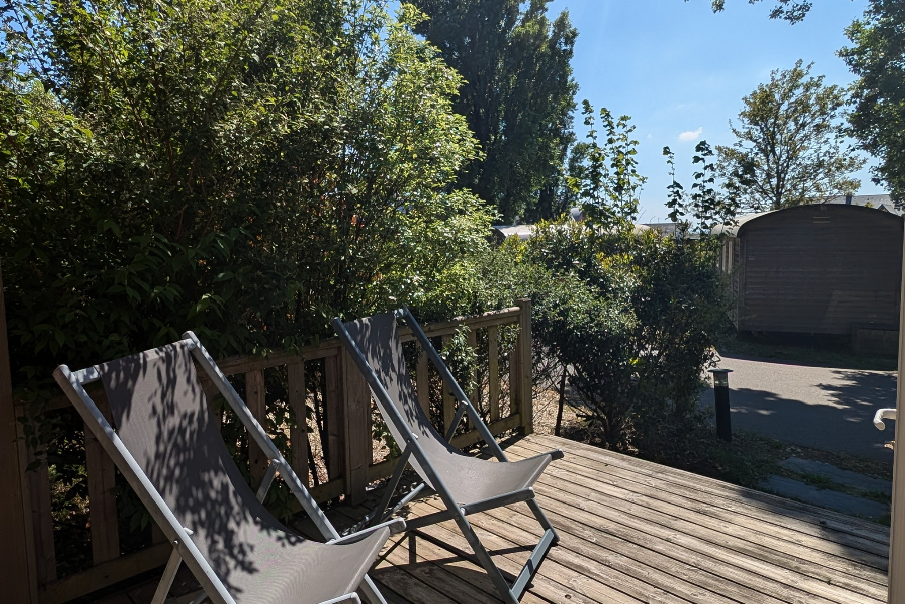 Camping Bel Air - Liegestühle auf der Terrasse eines Mobilheims
